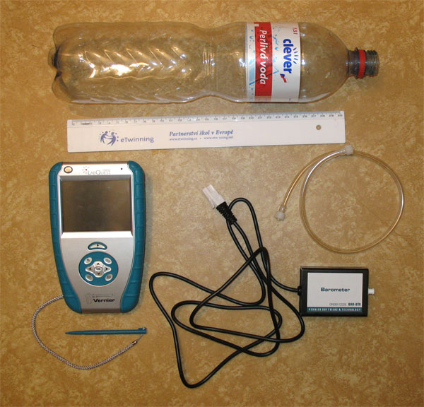 pomůcky: rohraní Vernier LabQuest, barometr BAR-BTA, hadička z doplňkové sady k tlakovým senzorům Vernier PS-ACC, pravítko na měření hloubky ponoru hadičky, PET láhev na vodu