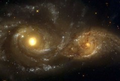 Srážka galaxií NGC 2207 a IC 2163. Po kliknutí se zobrazí v plné velikosti v novém okně